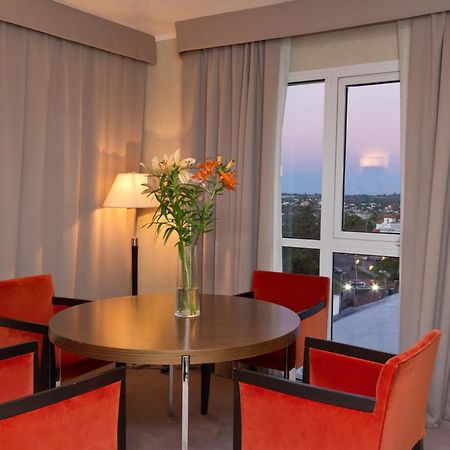 Howard Johnson Plaza Resort & Casino Mayorazgo Parana Phòng bức ảnh A living room at the hotel