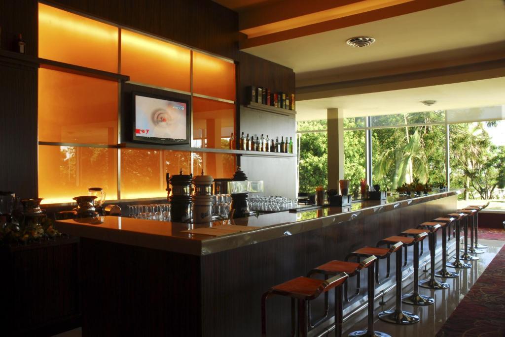 Howard Johnson Plaza Resort & Casino Mayorazgo Parana Nhà hàng bức ảnh The bar at the 2008 Olympic Village