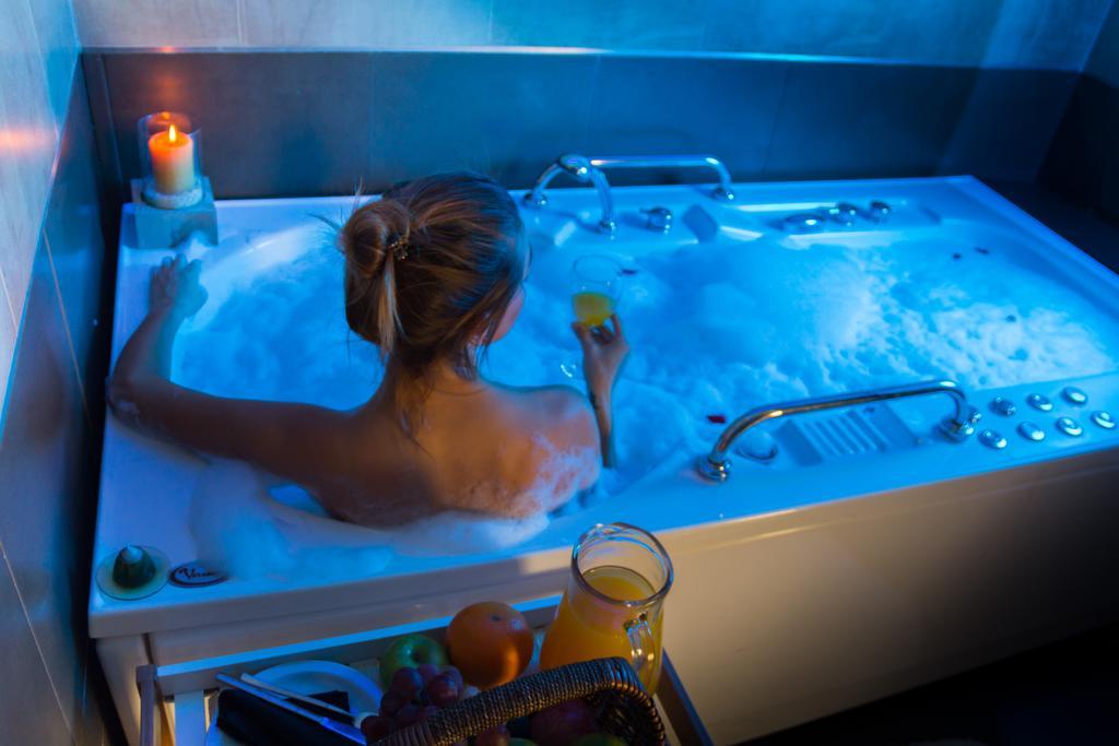 Howard Johnson Plaza Resort & Casino Mayorazgo Parana Ngoại thất bức ảnh A woman in a whirlpool bathtub