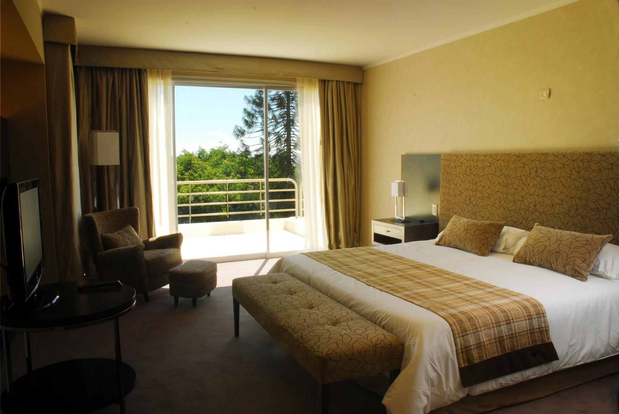 Howard Johnson Plaza Resort & Casino Mayorazgo Parana Phòng bức ảnh A bedroom at the hotel