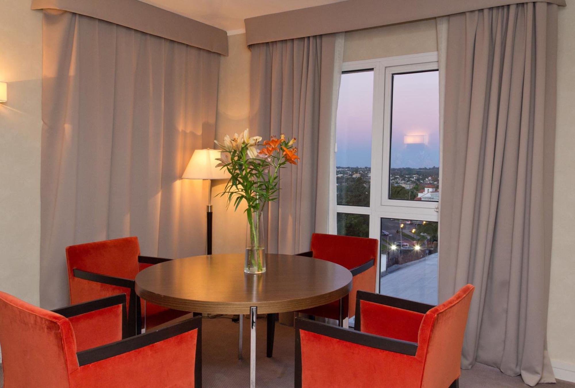 Howard Johnson Plaza Resort & Casino Mayorazgo Parana Phòng bức ảnh A living room at the hotel