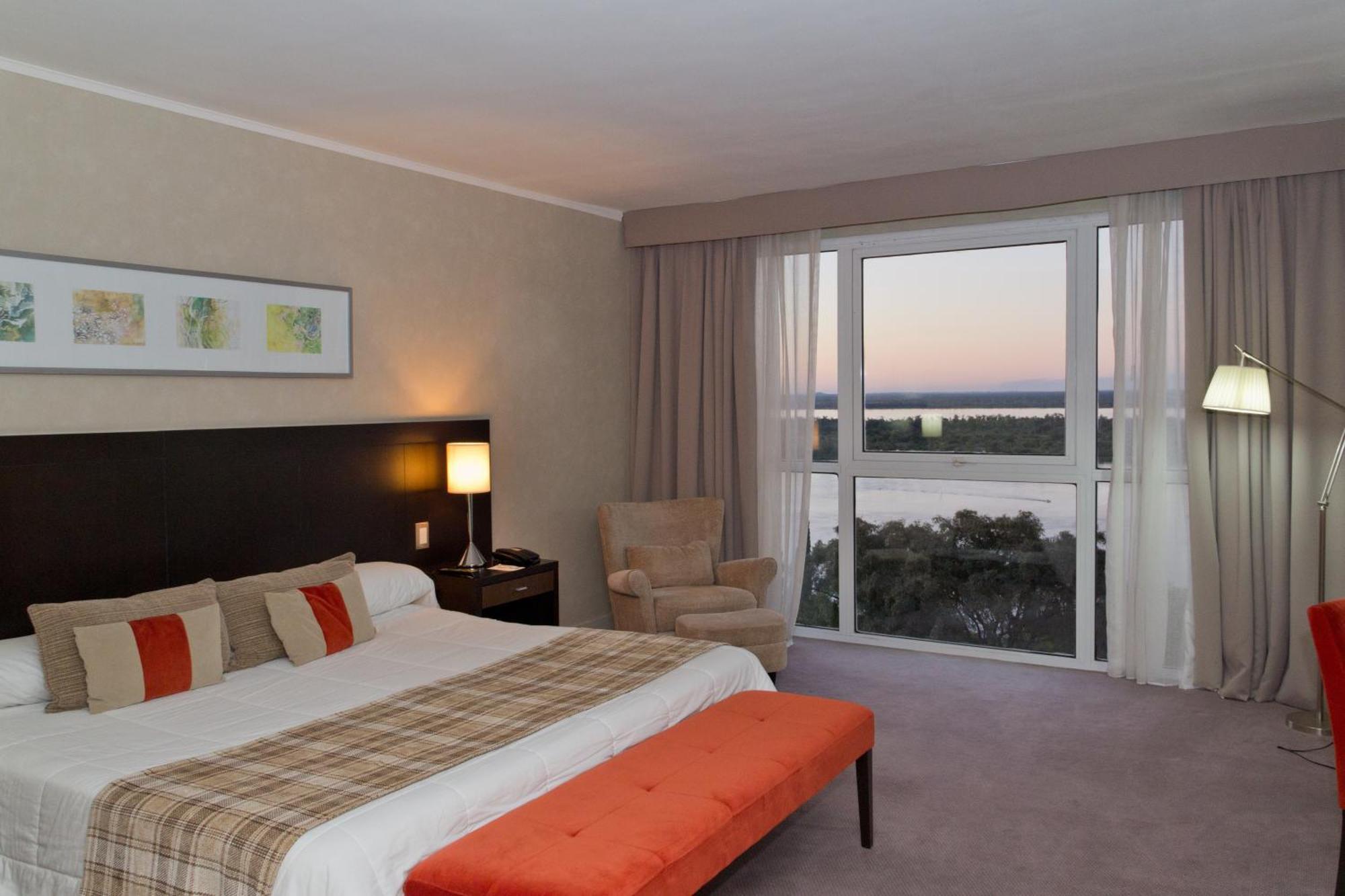 Howard Johnson Plaza Resort & Casino Mayorazgo Parana Phòng bức ảnh A bedroom at the Hilton Johannesburg