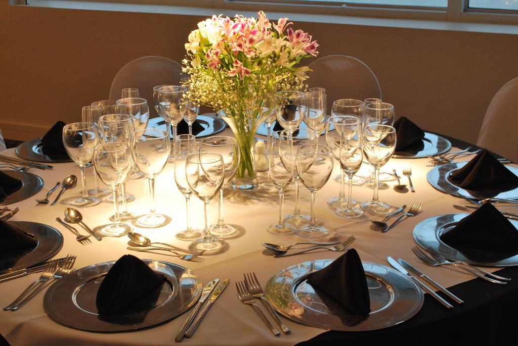 Howard Johnson Plaza Resort & Casino Mayorazgo Parana Ngoại thất bức ảnh A table set for a formal dinner