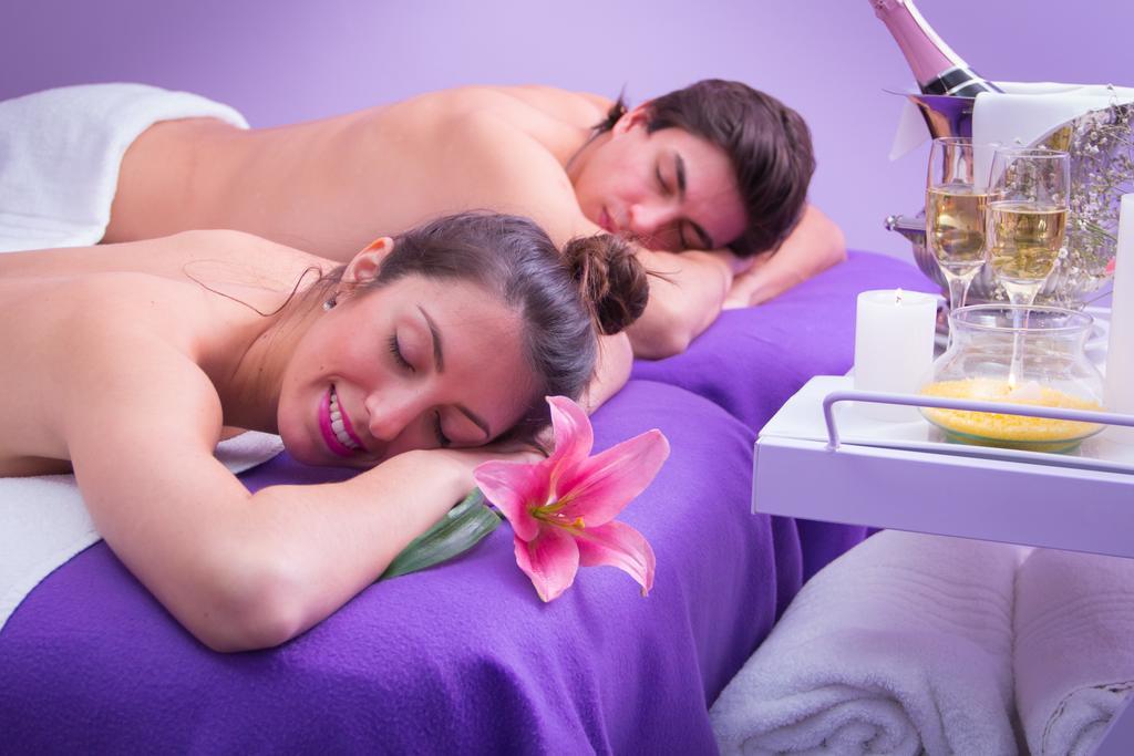 Howard Johnson Plaza Resort & Casino Mayorazgo Parana Ngoại thất bức ảnh A couple relaxing at a spa