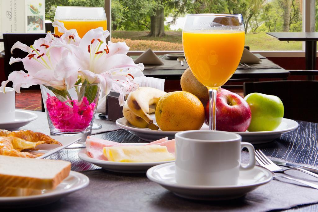 Howard Johnson Plaza Resort & Casino Mayorazgo Parana Ngoại thất bức ảnh A breakfast table