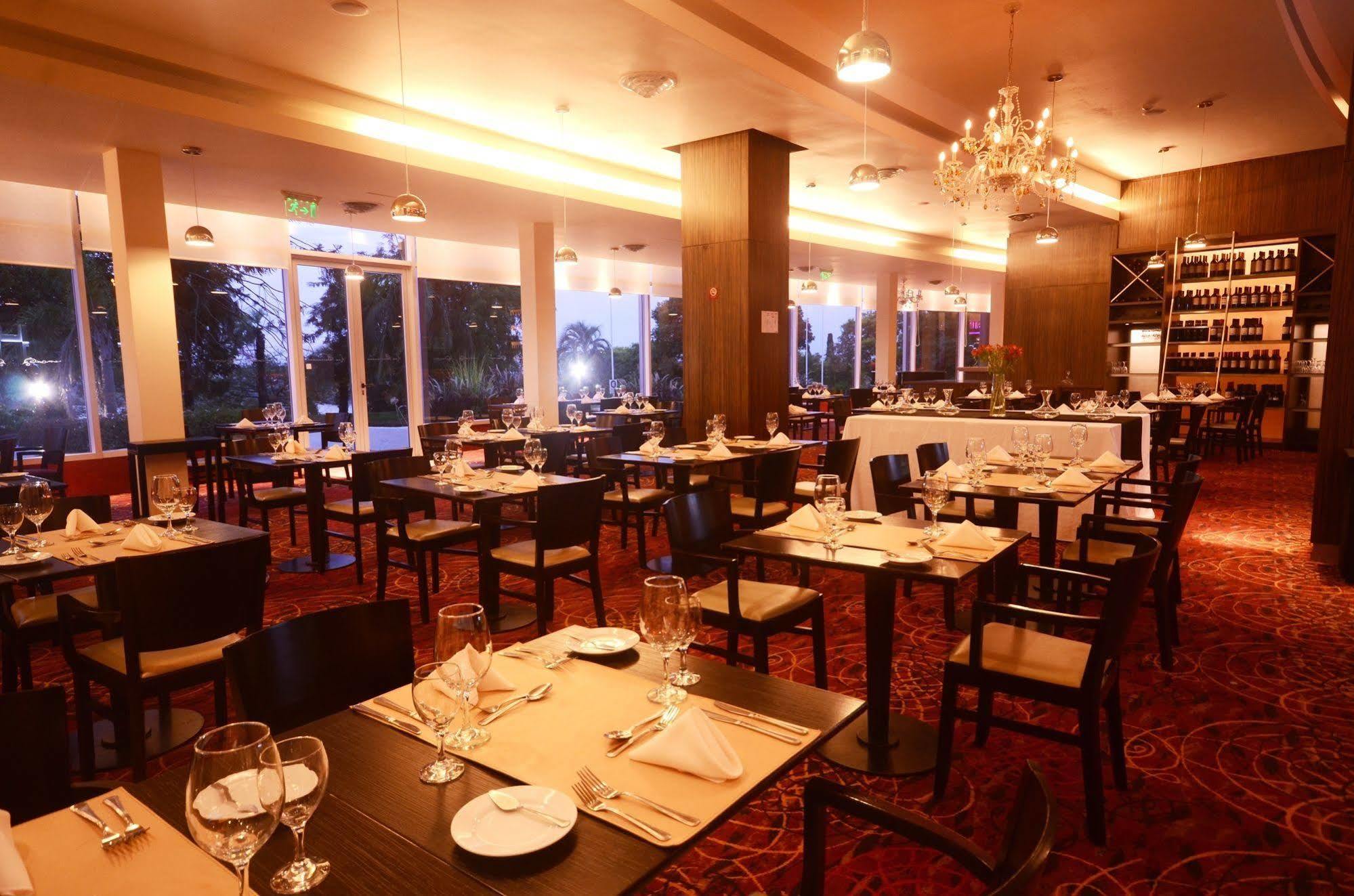 Howard Johnson Plaza Resort & Casino Mayorazgo Parana Ngoại thất bức ảnh The interior of the restaurant