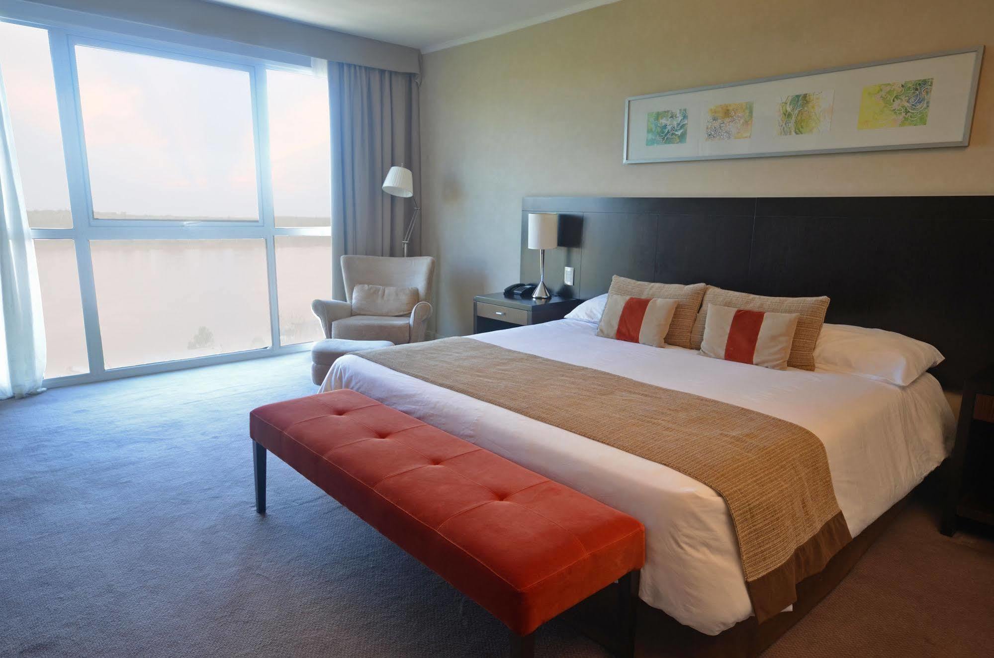 Howard Johnson Plaza Resort & Casino Mayorazgo Parana Ngoại thất bức ảnh A bedroom at the hotel