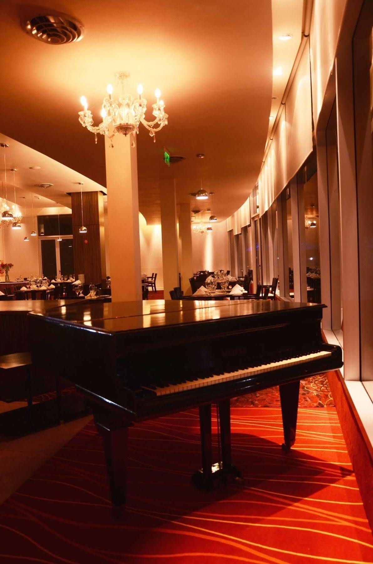 Howard Johnson Plaza Resort & Casino Mayorazgo Parana Ngoại thất bức ảnh The piano at the restaurant