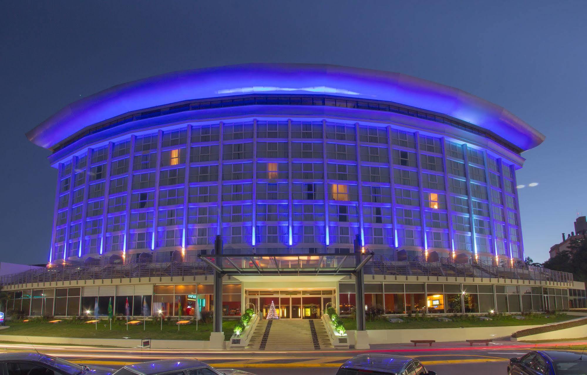 Howard Johnson Plaza Resort & Casino Mayorazgo Parana Ngoại thất bức ảnh The 10000-seat, 1967-built Houston Civic Center was the home of the Houston Rockets from 1975 to 1990.
