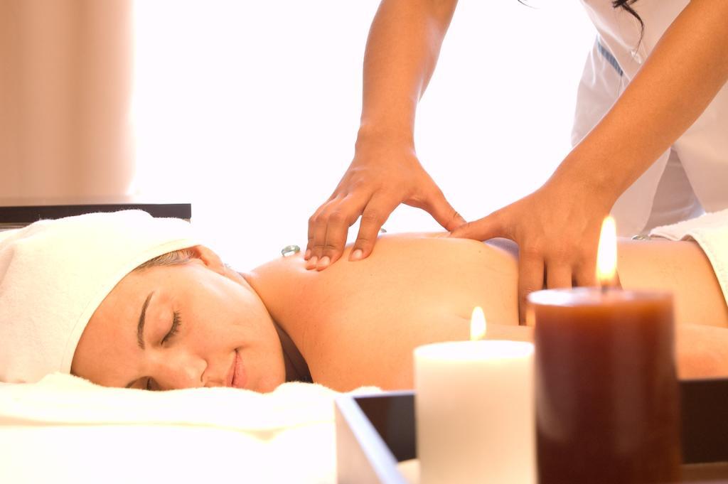 Howard Johnson Plaza Resort & Casino Mayorazgo Parana Ngoại thất bức ảnh A woman receiving a massage